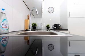 冰箱、微波炉、烤箱、炉灶