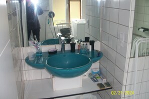 Ducha, secador de pelo, jabón, papel higiénico
