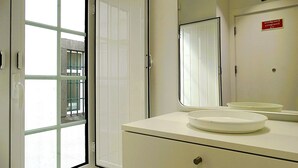 A bathroom with a large window, a mirror, and a sink. - CA.Tanoeiros 2 (Funchal)