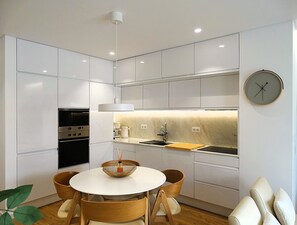 Kühlschrank, Mikrowelle, Ofen, Herdplatte