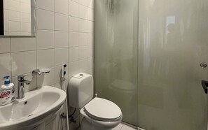 ヘアドライヤー、石鹸、シャンプー、トイレットペーパー