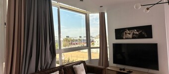  Next F1 Circuit 3-bdr apartment with AC, WiFi in charming Cornish Jeddah