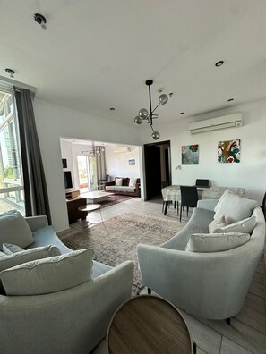 Smart TV - Next F1 Circuit 3-bdr apartment with AC, WiFi in charming Cornish Jeddah (Jeddah)