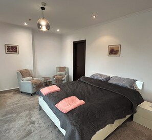 3 bedrooms, desk, iron/ironing board, free WiFi