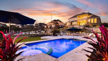 Alberca al aire libre y alberca climatizada