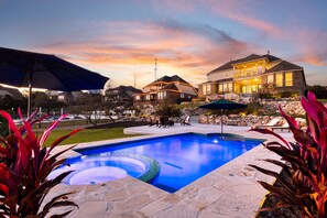 Een buitenzwembad en een verwarmd zwembad