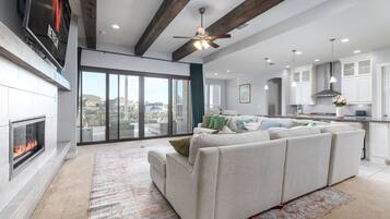 Smart-TV, Kamin, Videospiele, Tischfußball