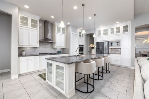 LuxuryRetreat/20min SA Airport, Downtown/HeatedPool&SPA/ 12+ guest/Arcade/BBQ