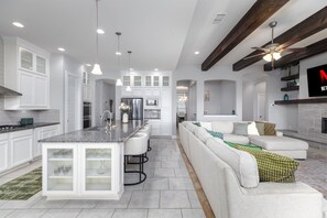 Smart-tv, een open haard, videospelletjes en tafelvoetbal