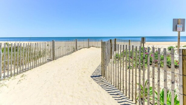 A sandy beach path with a wooden fence on one side and a signpost on the other. - Cozy Studio l Oceanfront l Pool l WiFi (Ocean City)