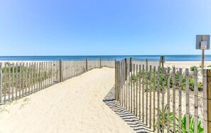 En la playa, sillas reclinables de playa