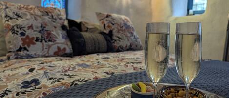 Deluxe Double Room, 1 King Bed, Mountain View | Laptop workspace, free WiFi