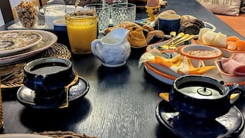 Jääkaappi, mikroaaltouuni, syöttötuoli