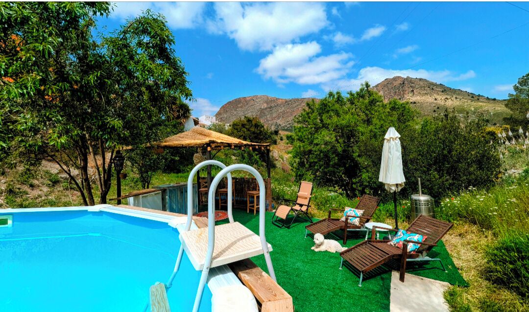 Een seizoensgebonden buitenzwembad en parasols bij het zwembad