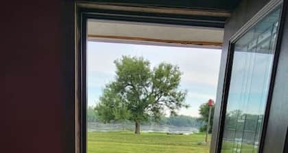 Ant’s Waterfront 2 Bdrm Cabin w/ Best Sunset View!