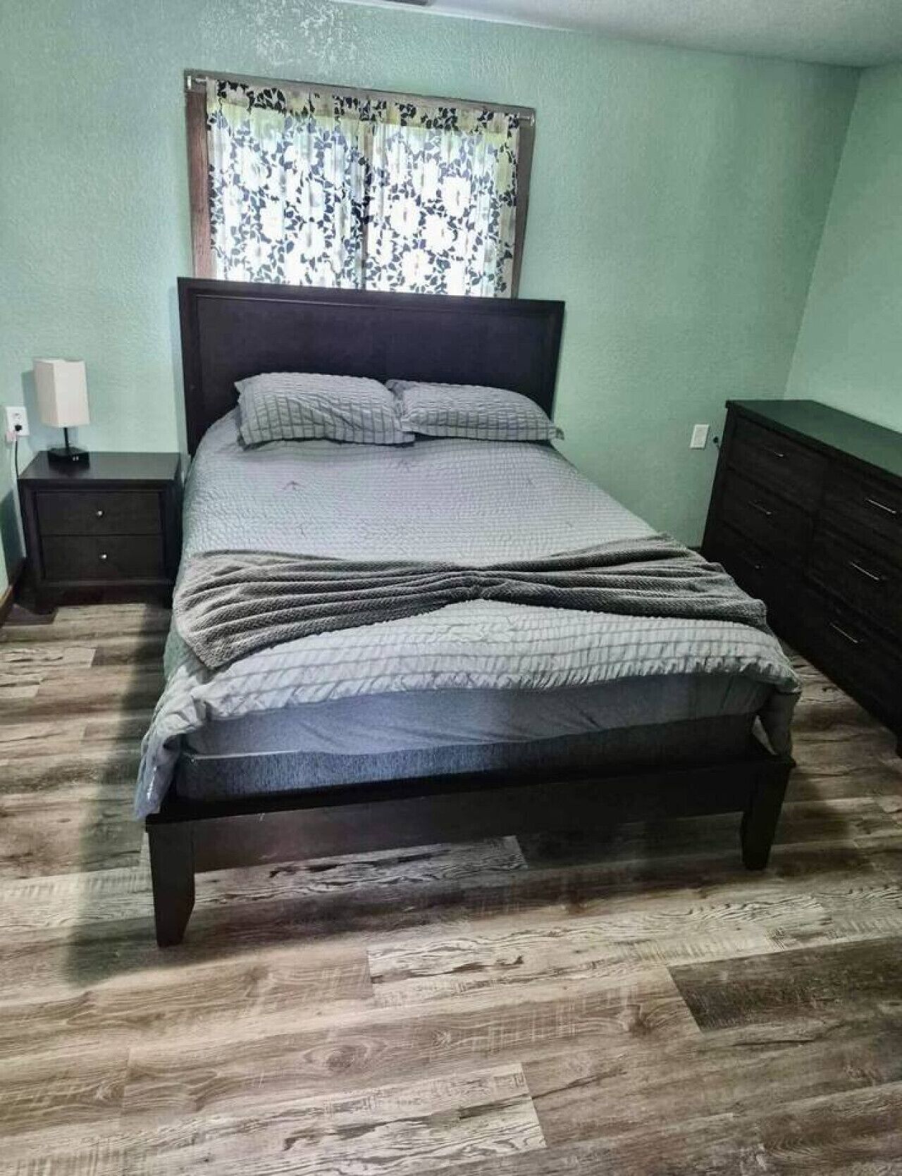 2 dormitoris, escriptori i planxa i posts de planxar 