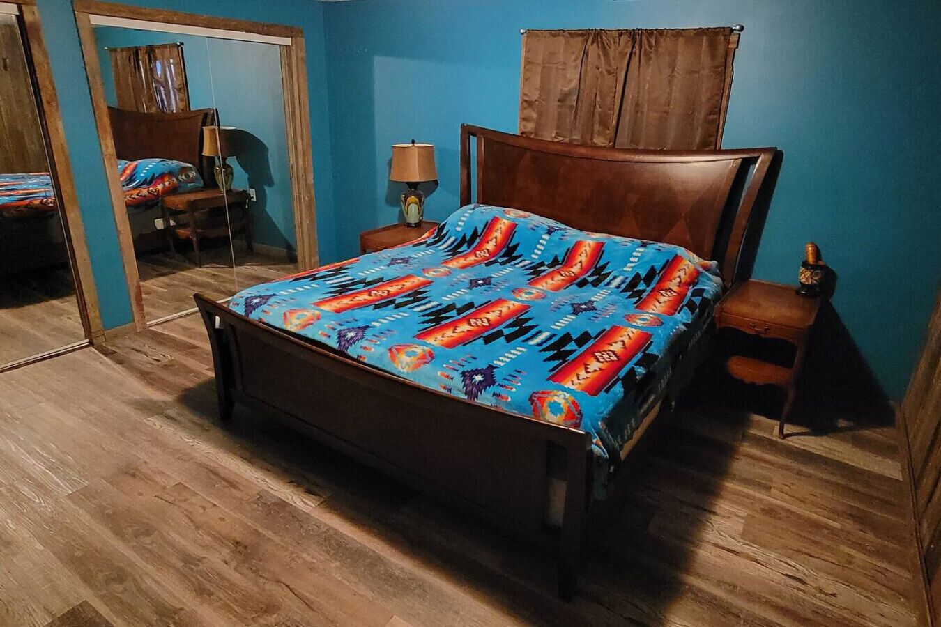 2 soverom, skrivebord, strykejern/-brett og reiseseng for barn