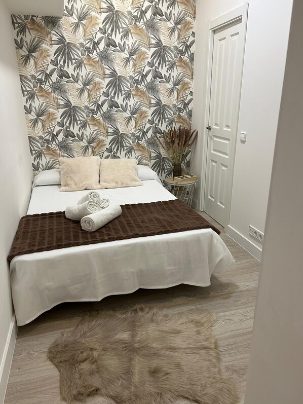 2 bedrooms, iron/ironing board, WiFi, bed sheets