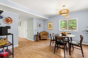 Dining - Tranquil View Cottage & Cabin, Pet Friendly with Wifi (Mount Desert)