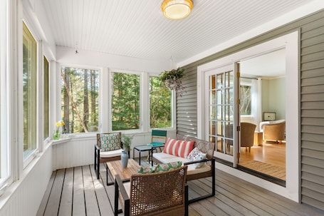 Smart TV. Tranquil View Cottage & Cabin, Pet Friendly with Wifi