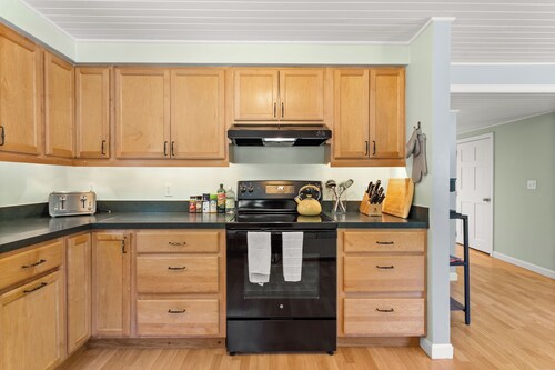 Tranquil View Cottage & Cabin, Pet Friendly with Wifi