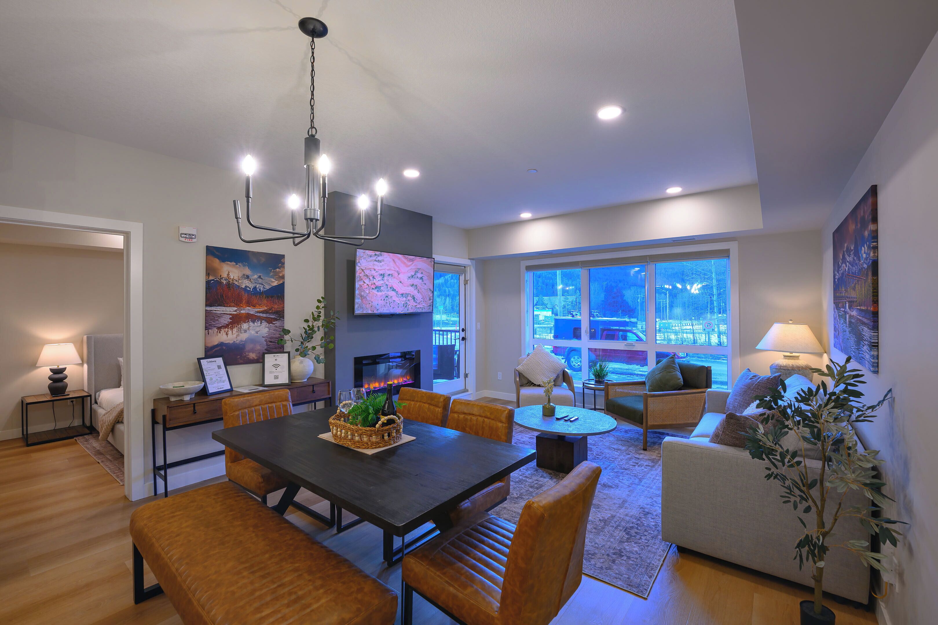 Een smart-tv, een open haard en boeken