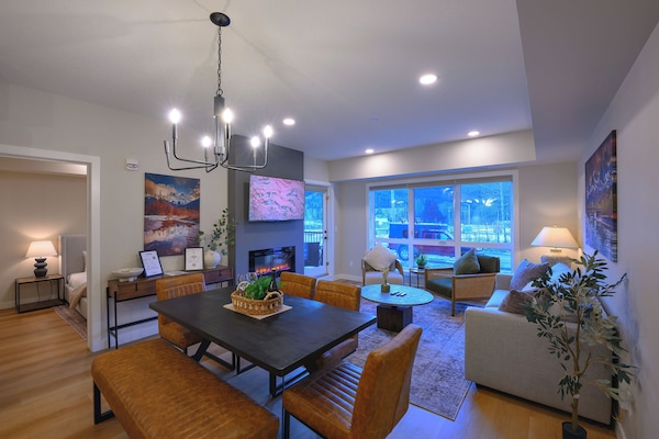 Een smart-tv, een open haard en boeken