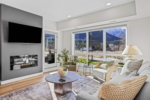 Smart-tv, eldstad och böcker