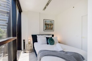 2 habitaciones, escritorio, tabla de planchar con plancha y wifi