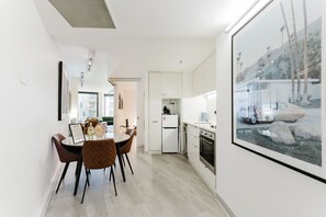 Køleskab, mikrobølgeovn, ovn, kogeplade