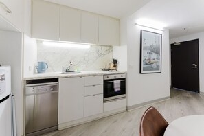 Køleskab, mikrobølgeovn, ovn, kogeplade