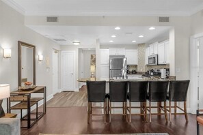 冷蔵庫、電子レンジ、オーブン、コンロ