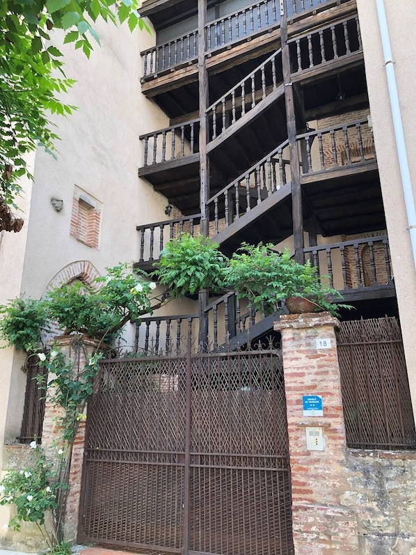 Exterior - Studio 2*, place Saint Priest, first floor (Cahors)