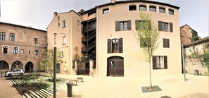 Exterior - Studio 2*, place Saint Priest, first floor (Cahors)