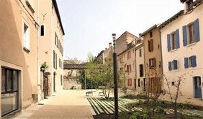 Exterior - Studio 2*, place Saint Priest, first floor (Cahors)