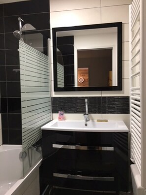Whirlpool, Haartrockner, Seife, Toilettenpapier