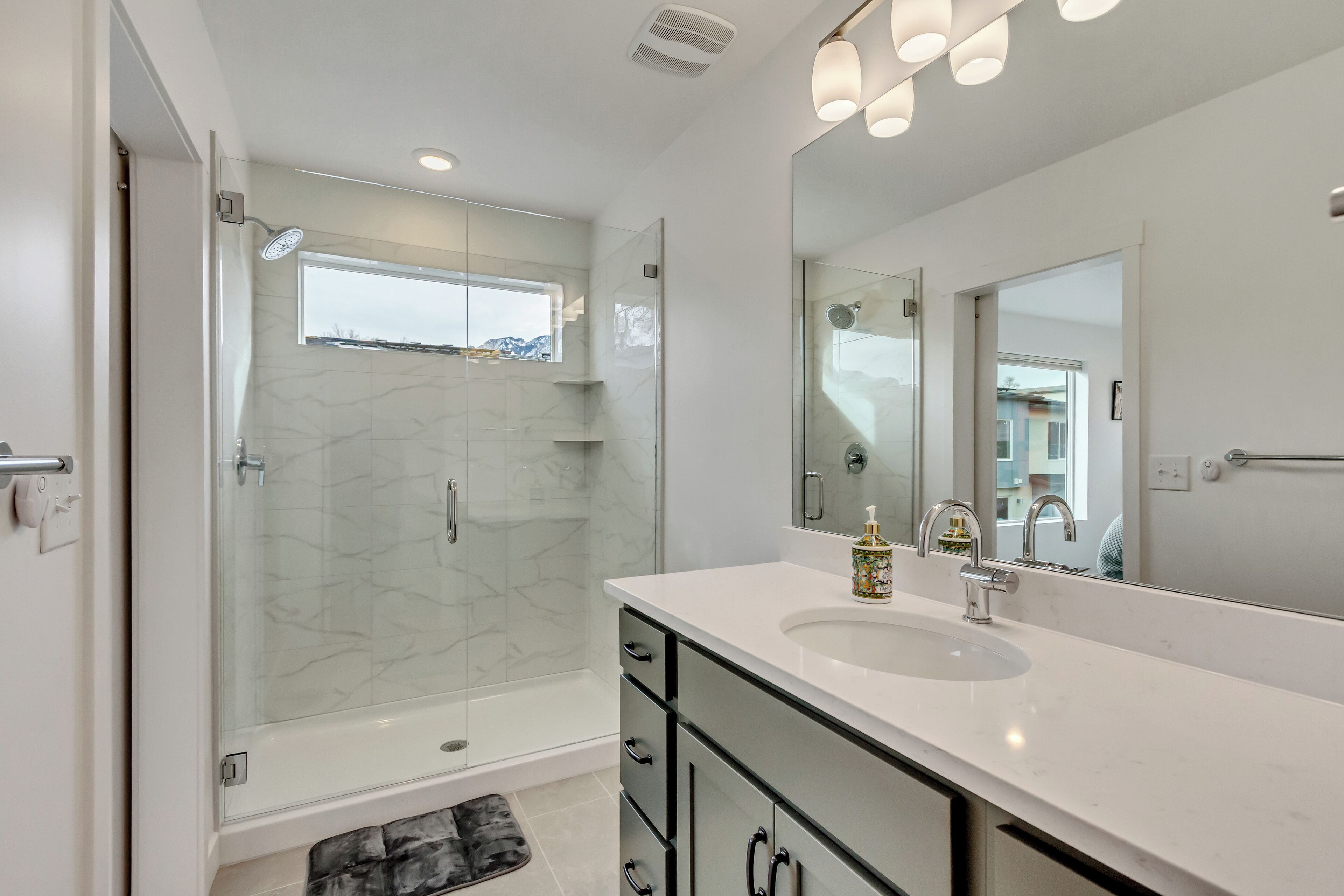 Regadera, secadora de cabello, bidet, toallas 