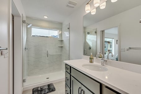Shower, hair dryer, bidet, towels. Brand new build near everything.