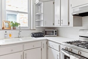 Fridge, oven, stovetop, dishwasher