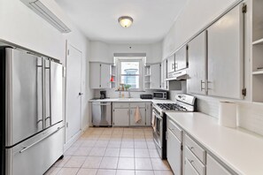 冷蔵庫、オーブン、コンロ、食器洗い機