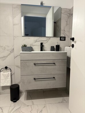 Haartrockner, Bidet, Handtücher, Seife