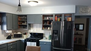 Cafetera y tetera, refrigerador, microondas y horno 