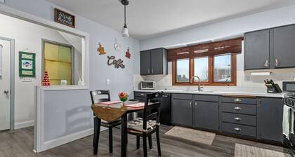 House blocks from the Fox River with access to Lake Winnebago. Easy I41 access.