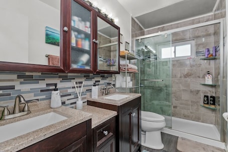 Shower, hair dryer, towels, soap. House blocks from the Fox River with access to Lake Winnebago. Easy I41 access.