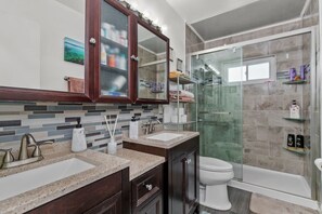 Regadera, secadora de cabello, toallas, jabón