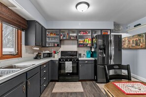 Kjøleskap, mikrobølgeovn, ovn og kokeplater