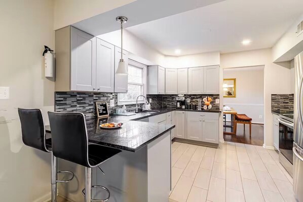 Refrigerador, microondas, horno y parrilla de estufa 