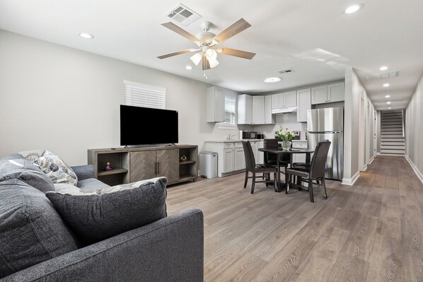 Smart TV - Charming 3-bedroom house in vibrant New Orleans with WiFi, AC & Large Back Yard (New Orleans)