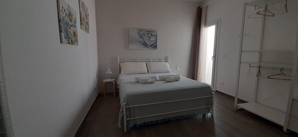 2 habitaciones, tabla de planchar con plancha y ropa de cama 