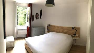 1 slaapkamer, een strijkplank/strijkijzer, gratis wifi, beddengoed